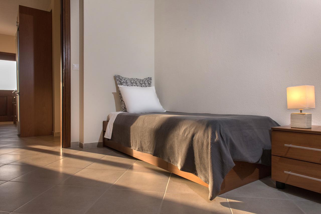 Pleiades Casual Living Apartment Nea Roda Bagian luar foto